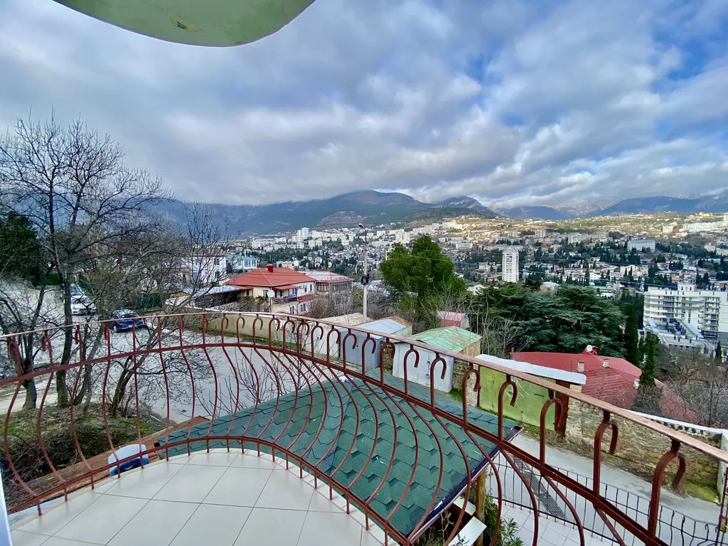 Дом в центре с видом на море