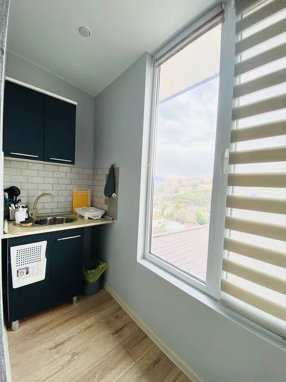 Студия с видом на город