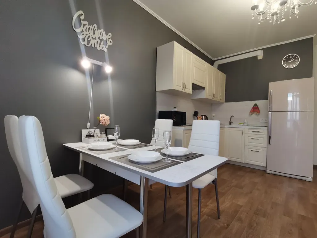 Большая двухкомнатная квартира с панорамным балконом