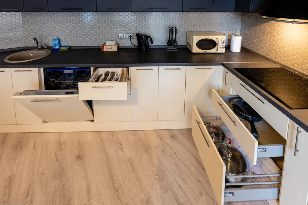 Три комнаты и два балкона в районе дендрария