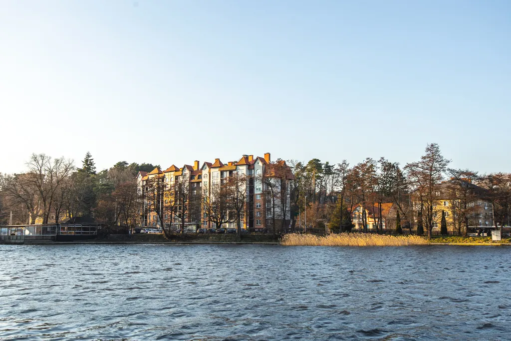 Студия с озером в вашем окне