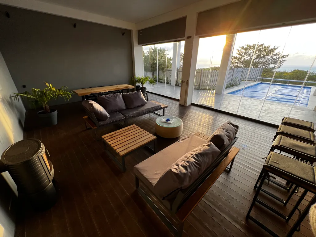 Gide villa посреди леса с видом на море