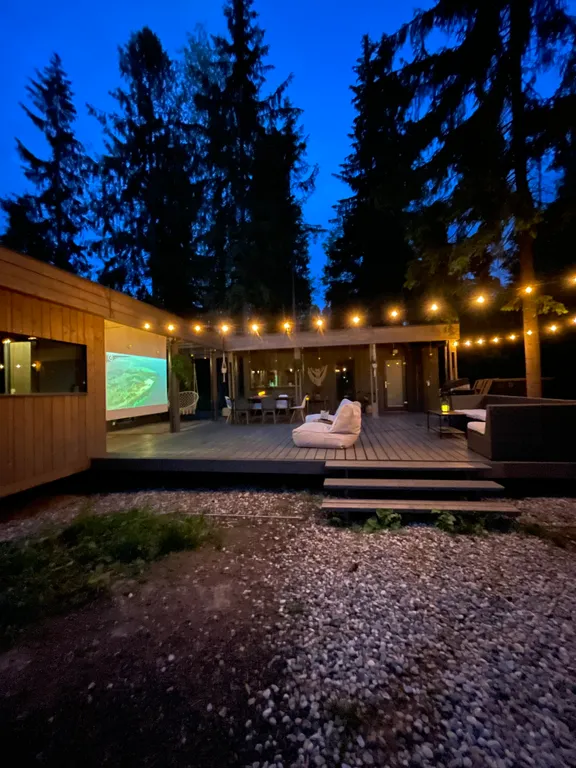 Уютный дом в тишине хвойного леса