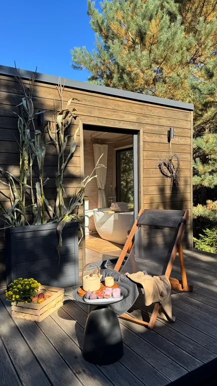 Скандинавский дом с ванной внутри и видом на лес