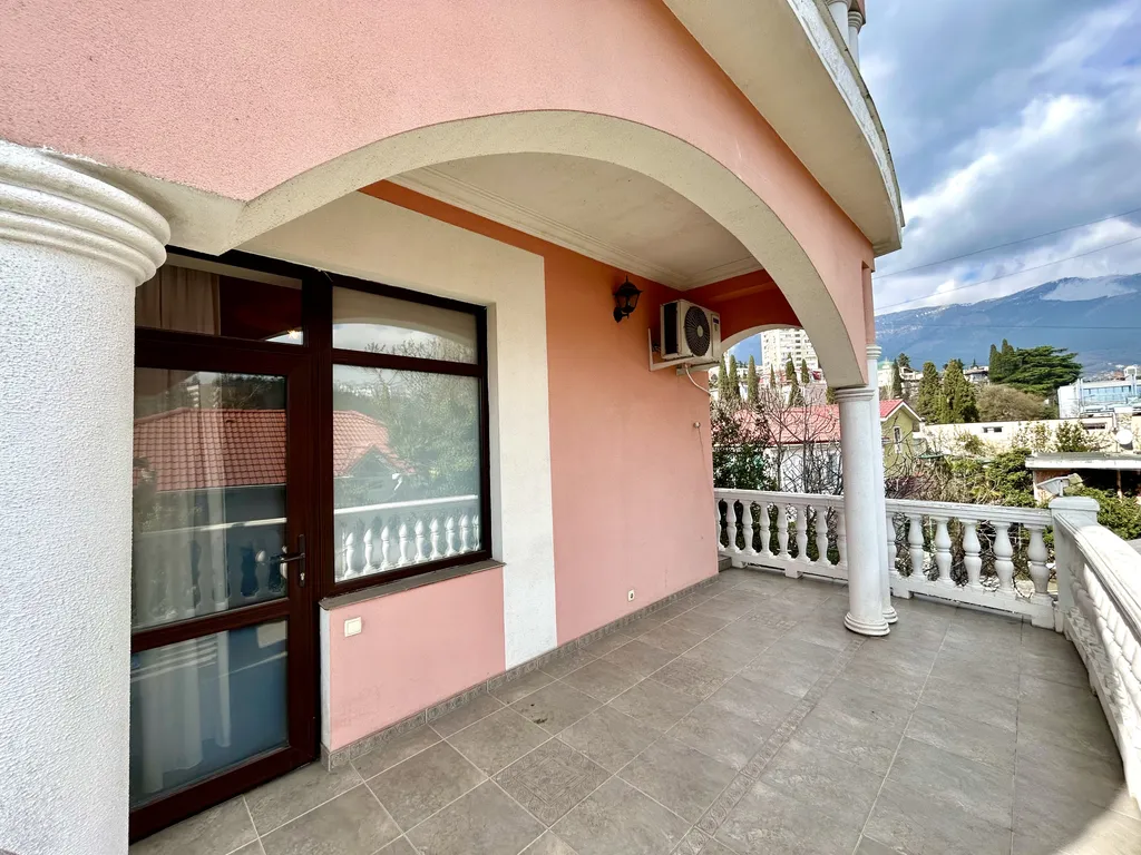 Вилла с бассейном и сауной в центре Ялты