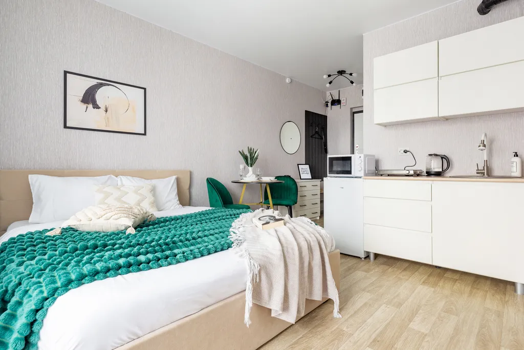 Изумрудная студия с гамаком в новом доме в экологически чистом районе