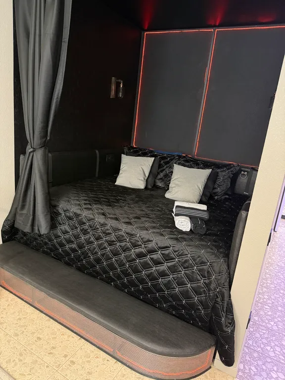 Квартира студия с джакузи и множеством подсветок