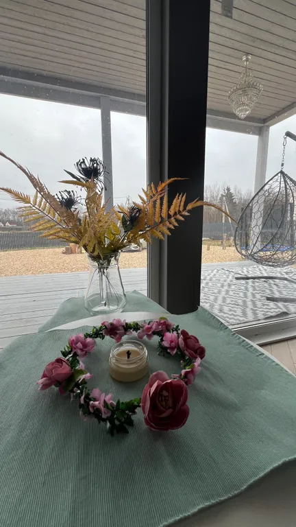 Grey House с дикими зайцами