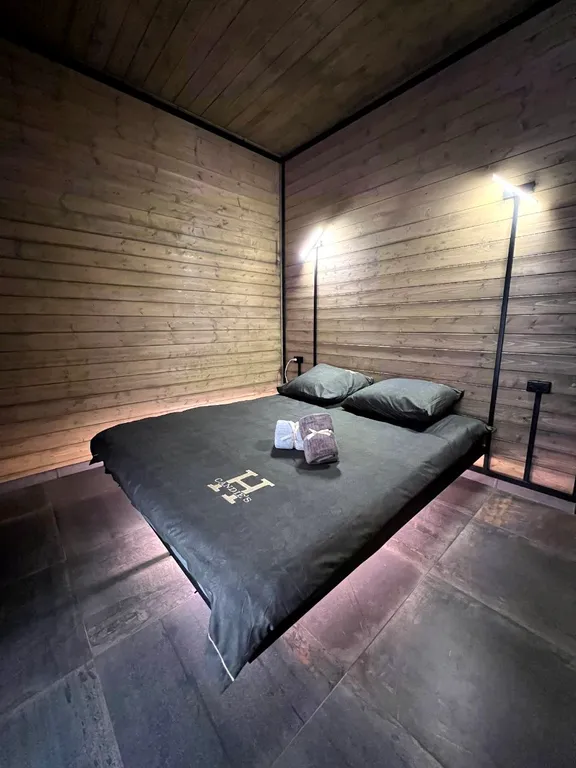 Дом в стиле барнхаус с японской купелью фурако на террасе