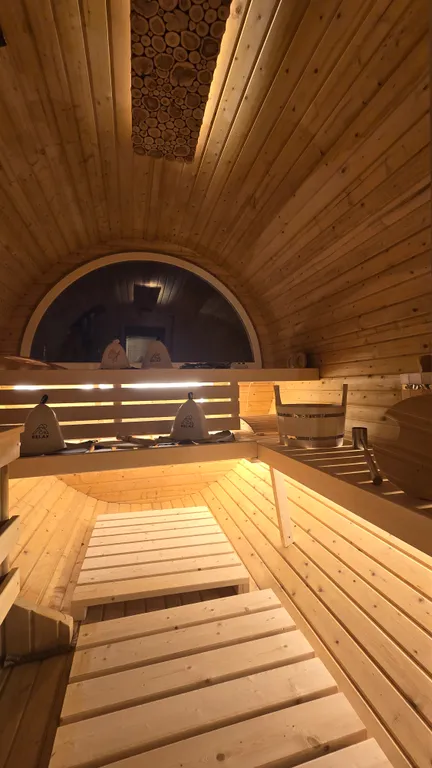 Дом на холме у леса