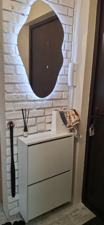 Квартира с подвесными креслами из ротанга на панорамной лоджии