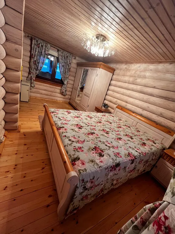 Уютный гостевой дом из бревна у озера