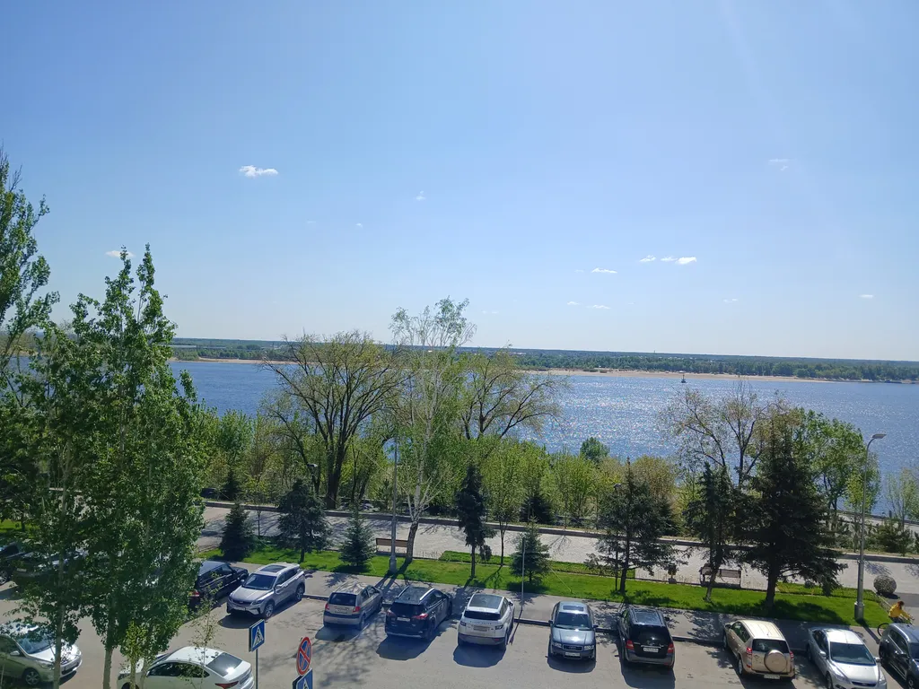 Жизнь с видом реку: огромная лоджия с панорамным остеклением в пол!