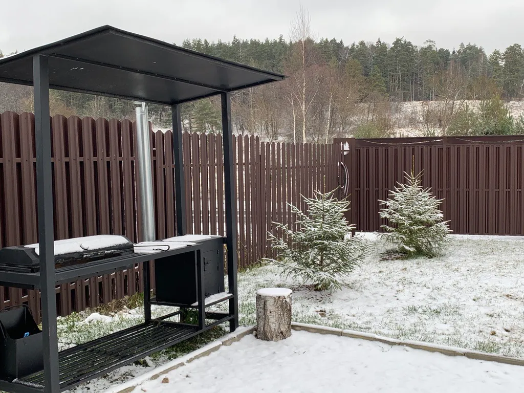 Дом под горой у реки