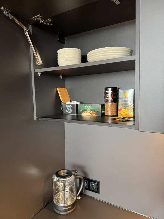 Стильная двухуровневая студия с захватывающим видом на город