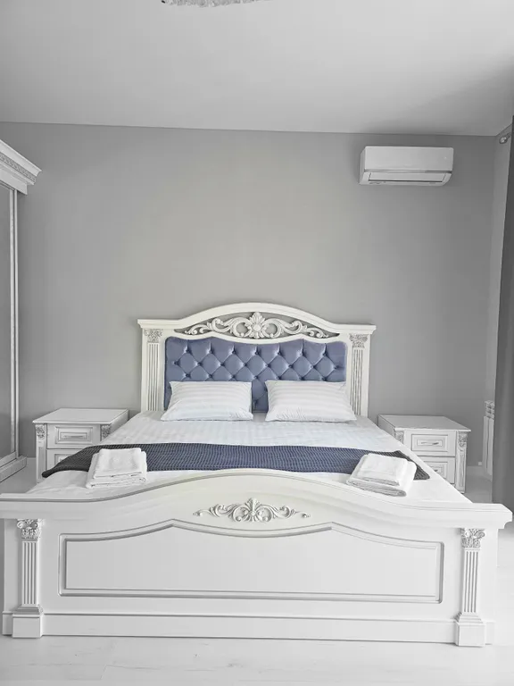 Новый современный дом в центре города, рядом с набережной.