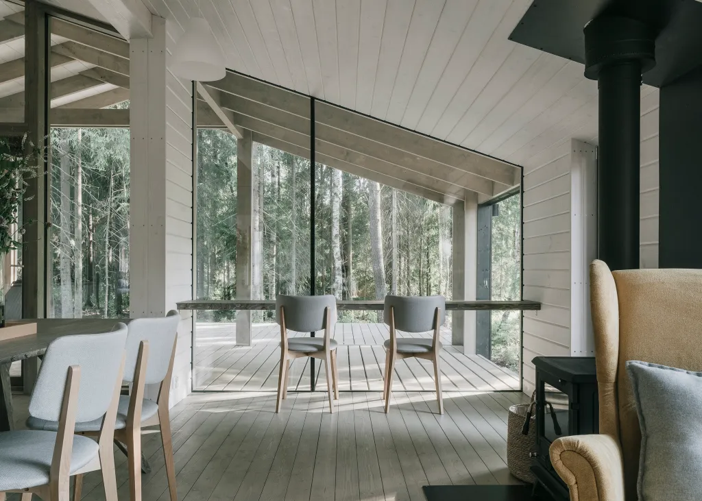 Загородный дом с террасой, баней и видом на лес