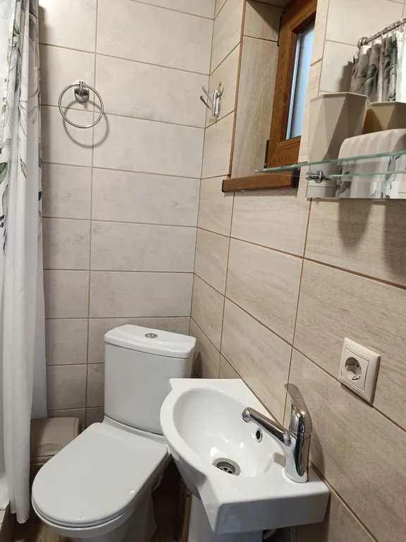 Домик для двоих, утопающий в зелени