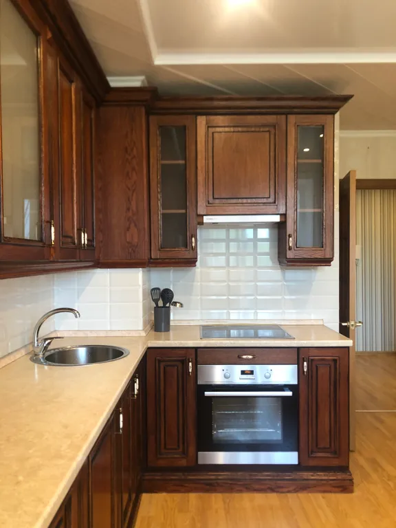 Элитный дом с живописным прудом во дворе