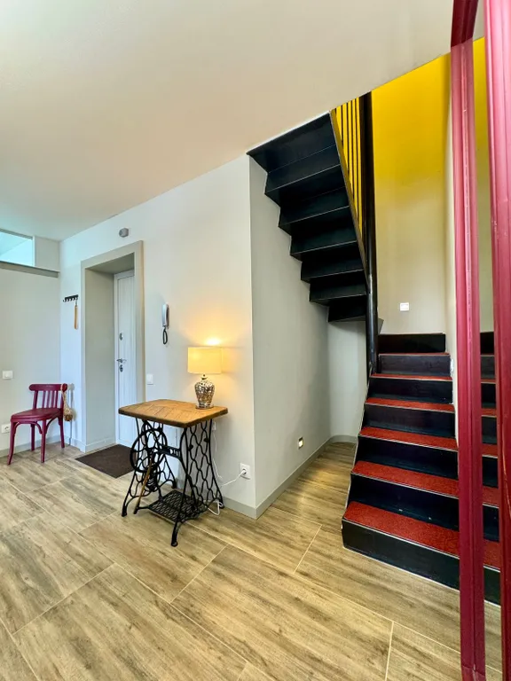 Двухуровневая квартира на набережной для большой компании