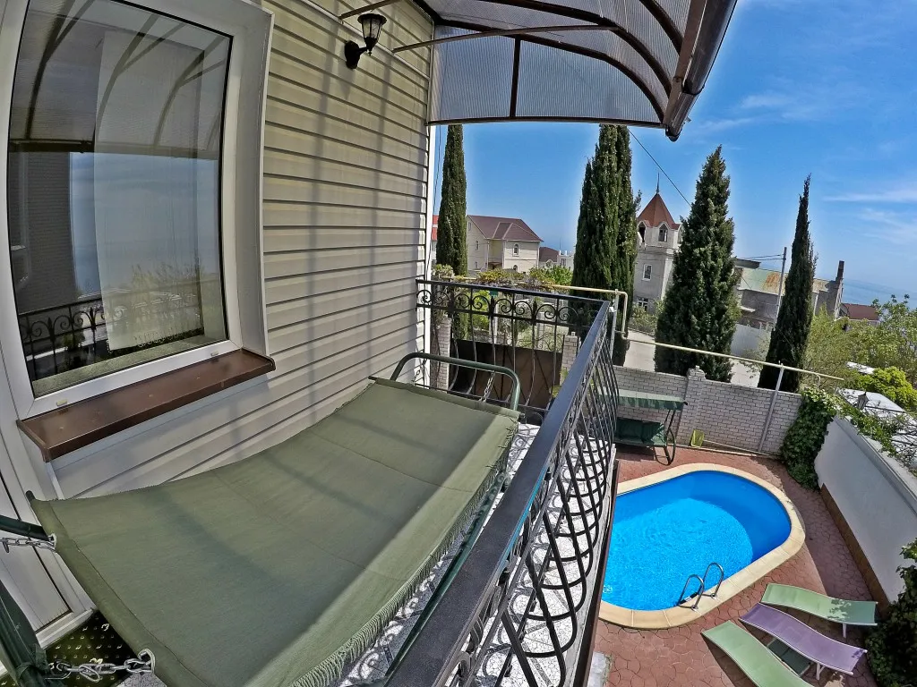 Дом в Ялте с бассейном и сауной