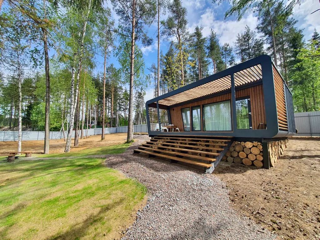 Атмосферный домик рядом с озером и лесом