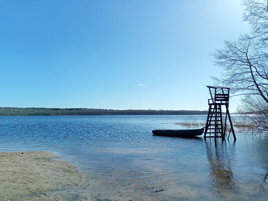 Дом на берегу Красного озера