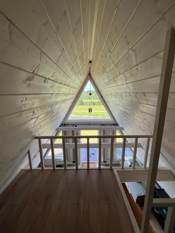 А-фрейм на берегу реки Нерль с банным чаном