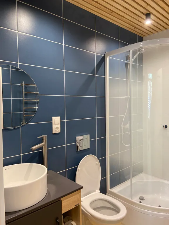 Дом в окружении леса