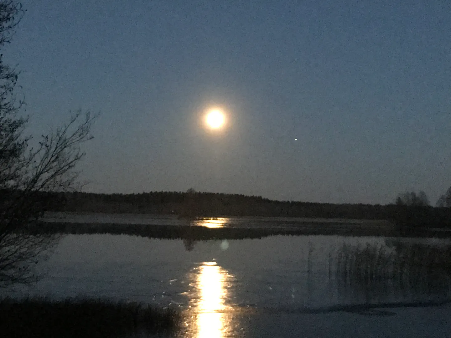 Ночь над озером...