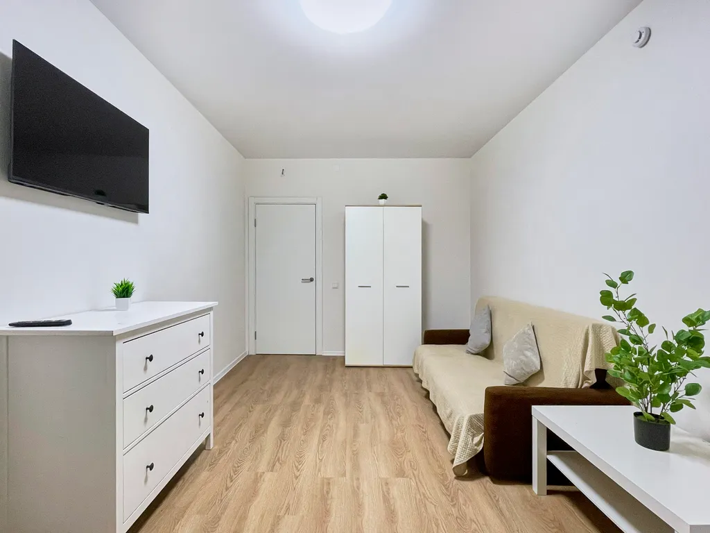 Уютная светлая трешка кухня отдельно, 2 балкона