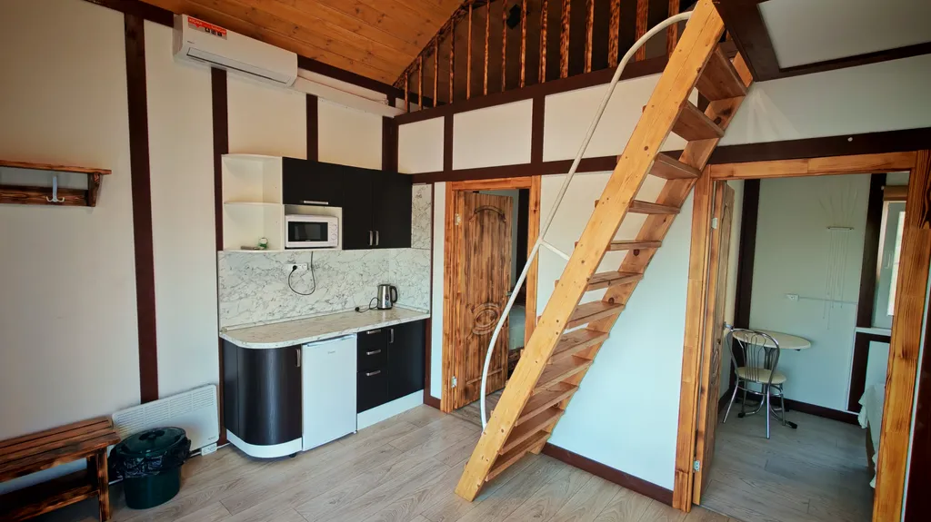 Дома и бани на берегу озера