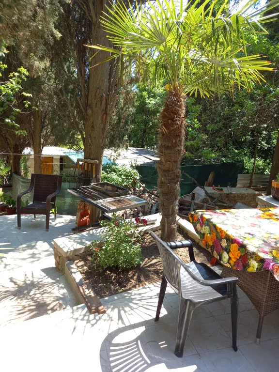 Коттедж Коттедж Уютная дача с зеленым двором и в 5 минутах ходьбы к морю — Кацивели