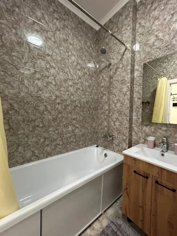 1-комнатная квартира возле Посольства США и Дворца Мира и Согласия