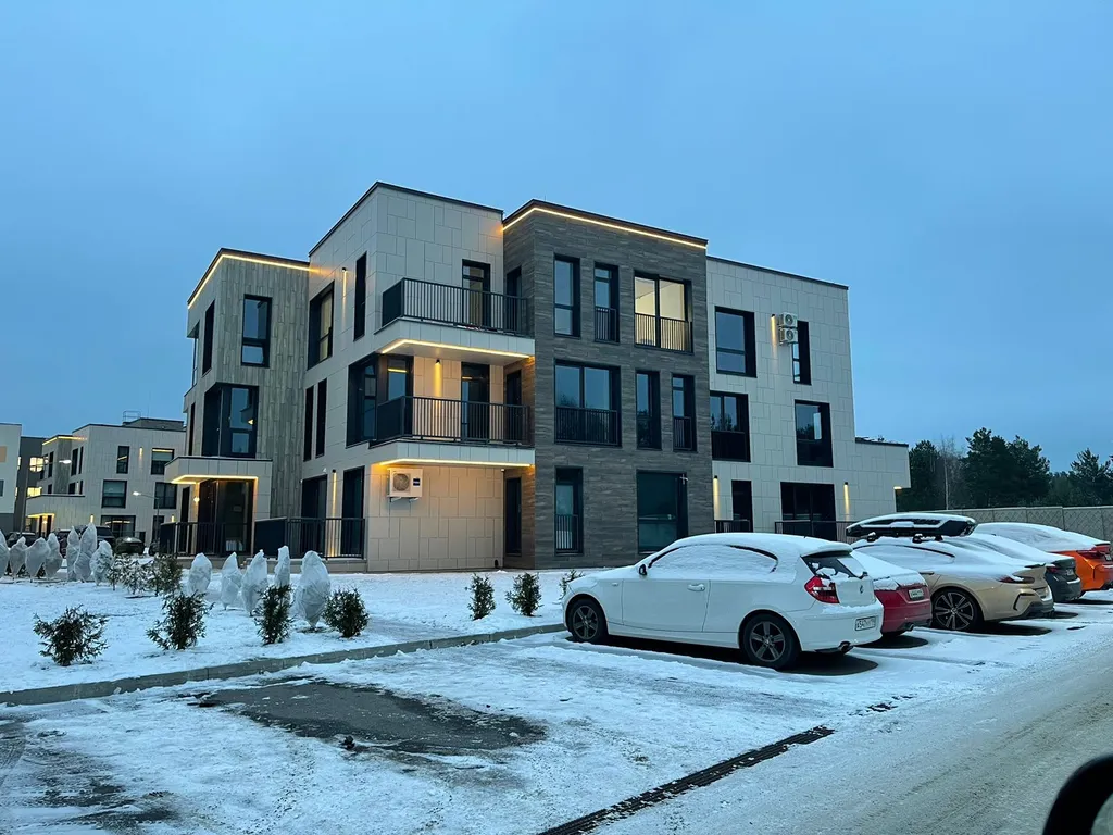 На Охте, с видом на лес и реку, рядом с Охта Парком