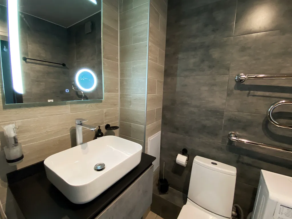 Crystal View — студия с панорамными окнами и закатом за стеклом