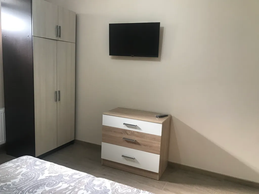 Индивидуальные номера на земле в уютном дворике