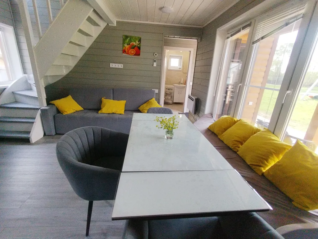 Уютный дом с беседкой на берегу озера