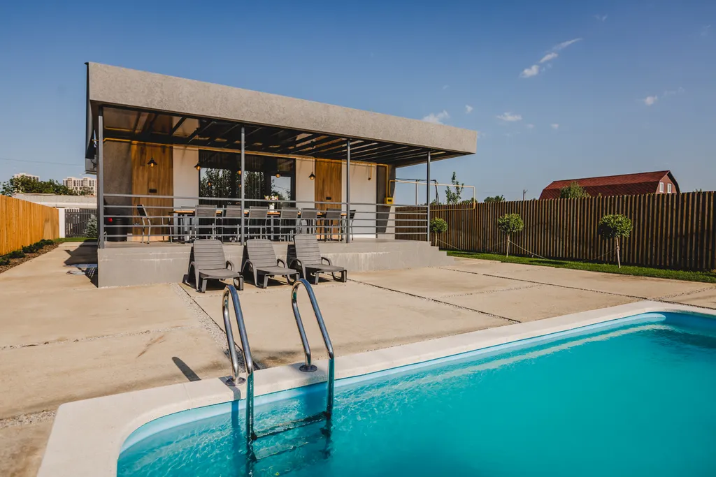 Загородный дом с баней и бассейном