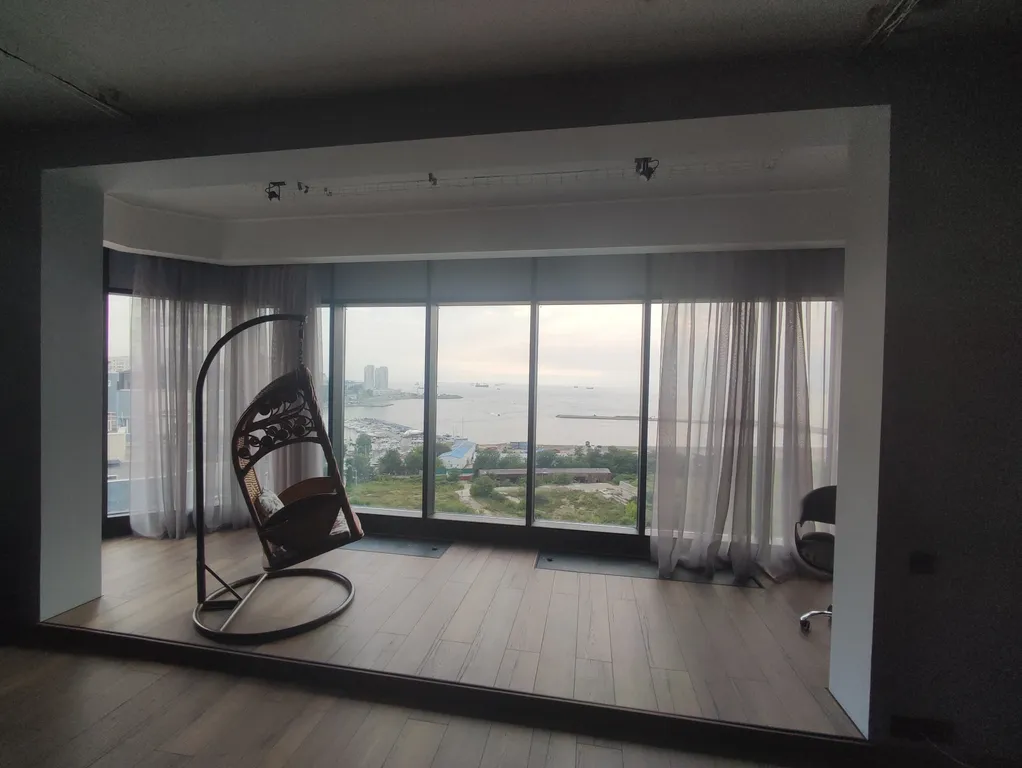 Апартаменты с видом на море, в элитном небоскрёбе, в центре города