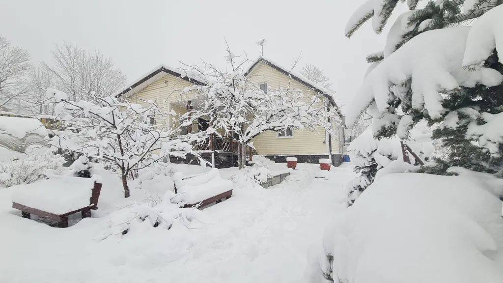 Уютный загородный дом с красивой благоустроенной территорией.