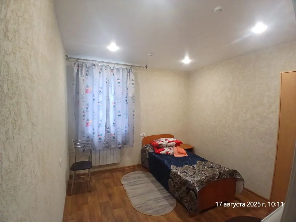 Комната в коттедже с окнами на восток