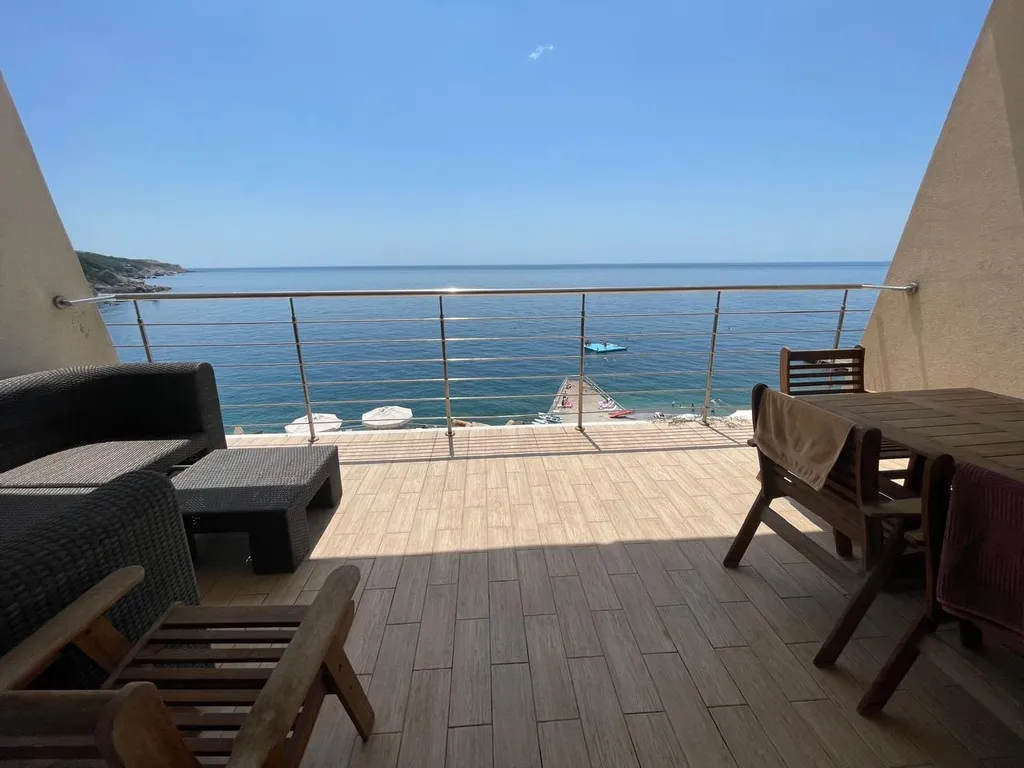 Апарт для семьи из 3 человек на берегу моря, с видовой террасой, кухней