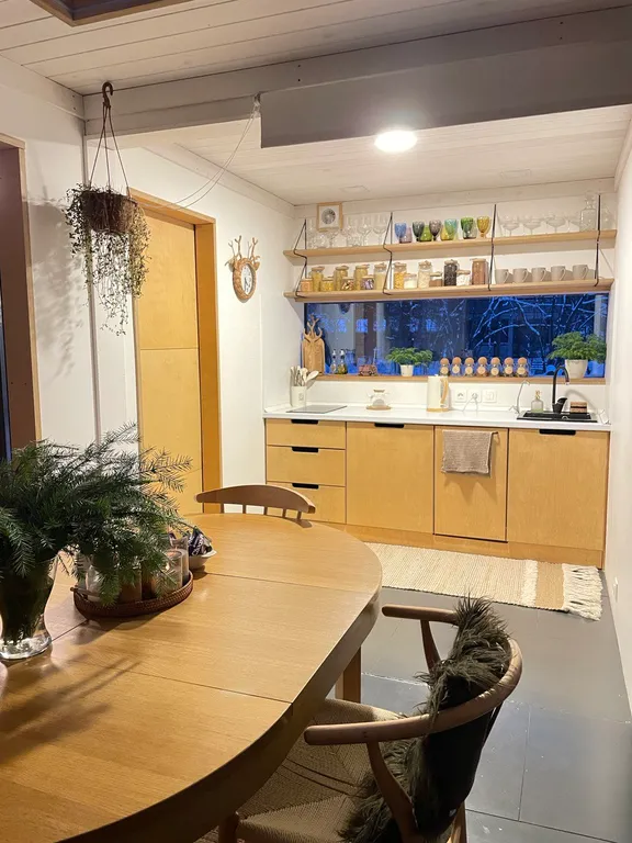 Уютный дом в тишине хвойного леса