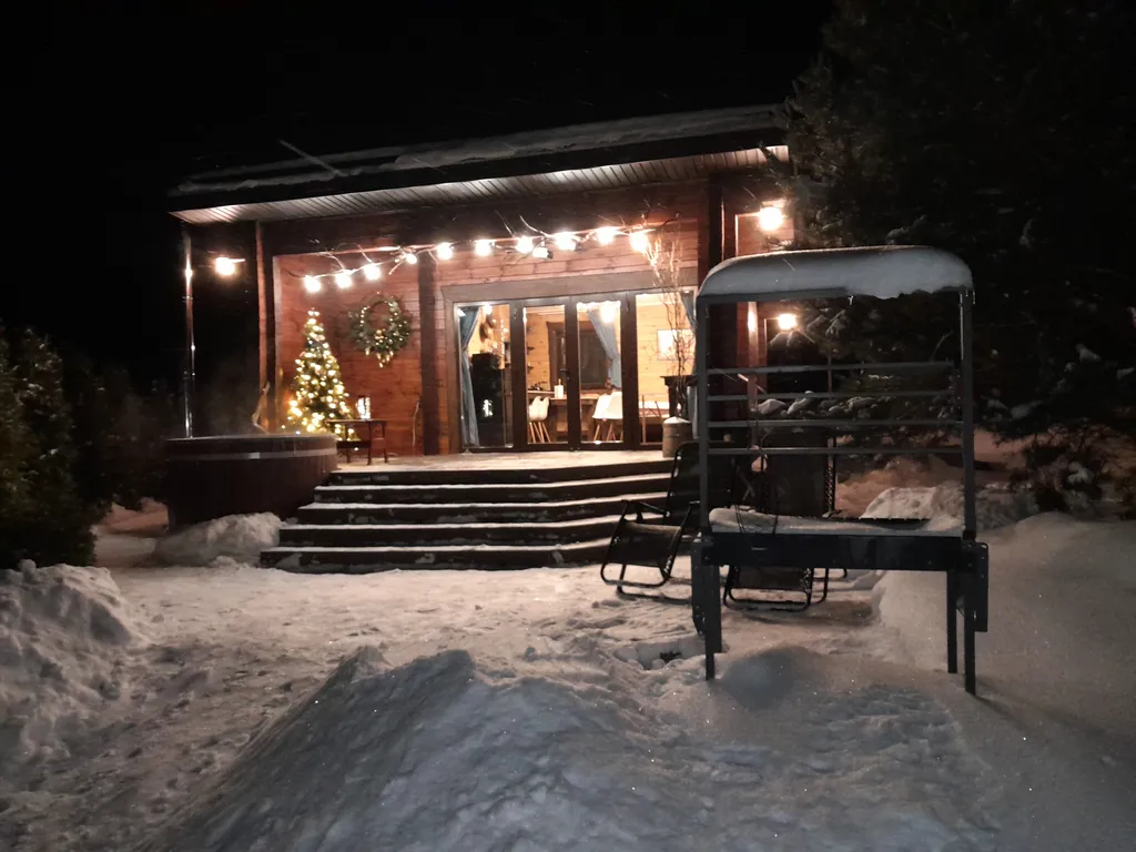 Теплый деревянный дом у воды