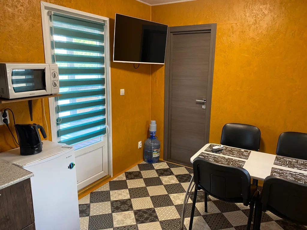 Дом с террасой на берегу реки Кобонка