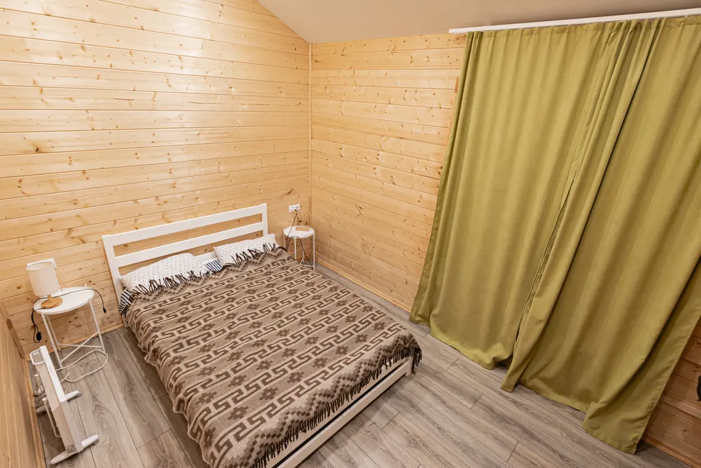 Дом на реке и краю соснового леса