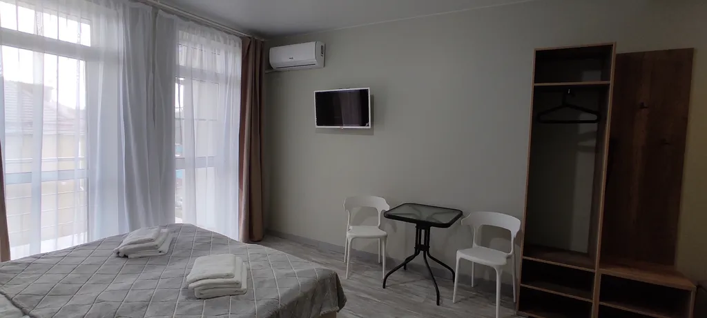 Уютная комната с видом на море