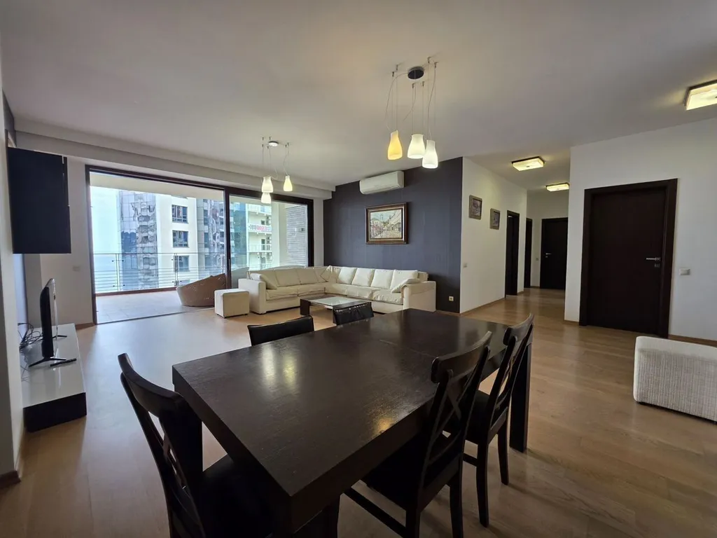 Просторная двухкомнатная квартира с видом на море — аренда посуточно в Ялта