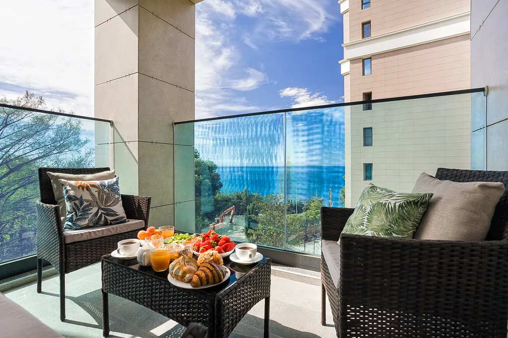 Золотой Ананас с видом на море